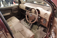 
    インテリアは茶系の配色で仕立てられる。写真は、「パッソX“Lパッケージ”」のもの。
    