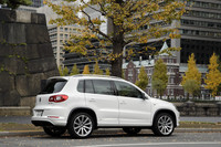 「R-Line」は、専用のフロントグリル・バンパー、リアスポイラー、サイドスカート、リアバンパーでドレスアップ。225/40R19タイヤ＆19インチアルミホイールを収めるため、ブラックのホイールハウスエクステンションが備わる。