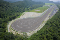 旋回路の最大旋回半径はR45。定量的旋回特性や安定性特性の検証が可能。面積約7800平方メートル。（写真＝ショーワ）