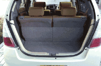 クリックすると後席が倒れるさまが前から見られます。