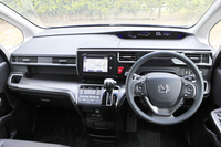 「スパーダ」ではステアリングホイールが本革巻きとなるほか、最上級グレードの「スパーダ クールスピリット」にはシフトパドルが装備される。