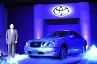 
	トヨタ・クラウン マジェスタと、トヨタ自動車の張富士夫社長
	 