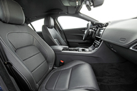 「XE Rスポーツ」の室内。トーラスグレインレザーのスポーツシートが装着されている。
    