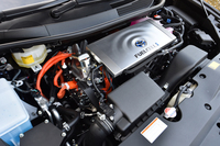 フロントのボンネット下におさまるメカニズム。写真中央に見えるのはパワーコントロールユニットで、その下に駆動用モーターが収納される。
    