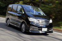 テスト車は、「ブラックライン」シリーズ。ダーククロムのメッキパーツが各所に施され、ロービーム、オートレベライザー付きのキセノンヘッドランプが装備される。