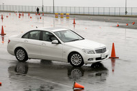 アクティブセーフティの体験車両は、2010年2月10日に発売されたばかりの「C200 CGI ブルーエフィシェンシー」と「Aクラス」「Bクラス」が用意された。ボディサイズや排気量が違うクルマを試せるのは貴重だ。