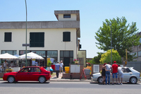 バール前にて。「ランチア・デルタ インテグラーレ」のファンたちがミニツーリングを終えて帰ってきた。