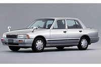 
	「セドリックセダン」（上）と「クルー」（下）
	 