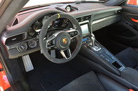 
	「911 GT3 RS」のインテリア。「918スパイダー」由来の、直径360mmの「GT3 RSスポーツステアリングホイール」が装備される。
	