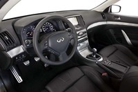 インテリアの様子。ステアリングホイールには赤ステッチが施される。