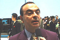 
	インタビューに答えるカルロス・ゴーン氏
	 