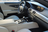 インテリアデザインも一新。塊感のあるセンターコンソールは廃され、水平基調のインストゥルメントパネルが与えられた。