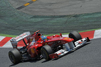 スタートダッシュで4番グリッドから一気にトップに立ったのは、この週末にフェラーリとの契約を2016年まで延長したアロンソ。だがその後ずるずると後退、レース終盤のハードタイヤでの走行では見た目にも明らかに遅いペースで5位フィニッシュとなった。レース後、「トップになったからといって優勝できるとは思っていなかったよ」とコメント。現状のフェラーリのパフォーマンスでは、元王者の力量をもってしても勝利は遠いということか。（Photo=Ferrari）

