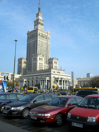 もとはスターリンからのプレゼントだった科学文化宮殿前で。ポーランドはチェコに次ぐ東ヨーロッパ第2位の自動車生産国である。