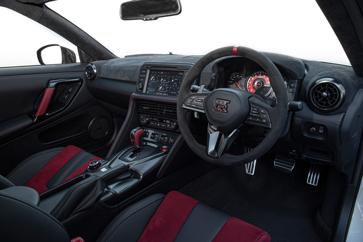 新開発のシートを除くと、インテリアに大きな変更はない。カーボン製のセンターコンソールには「nismo」のバッジがあしらわれている。