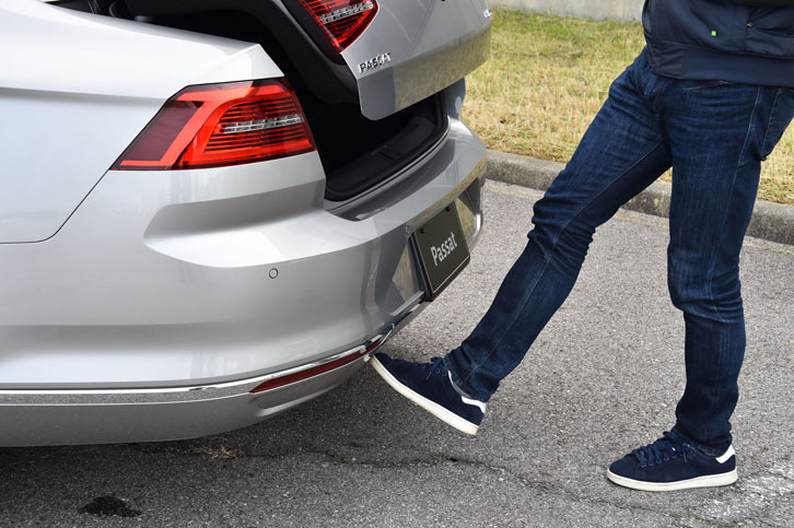 「TSIエレガンスライン」および「TSIハイライン」は、電動スイッチによる開閉が可能。リアバンパーの下につま先をかざすだけでトランクリッドが開けられる機能も備わる。