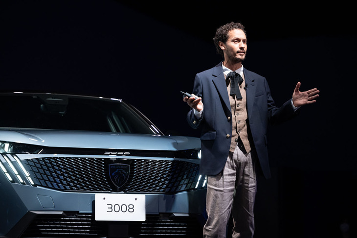 「プジョー3008」の発表イベントでステージに立ったプジョー電動パワートレインシステムデザインエキスパートのリドゥアン・ハバーニ氏。