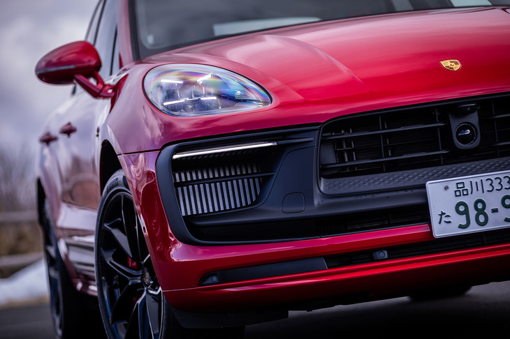 水平基調でデザインされた、新しい立体構造のバンパーが目を引く最新型「マカンGTS」のフロントフェイス。今回の試乗車には、オプションの「ティンテッドLEDヘッドランプ」（7万6000円）が備わっていた。