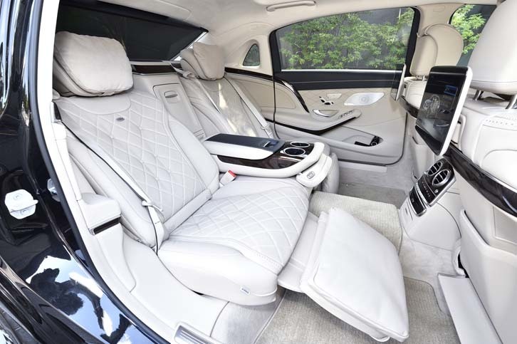 リアシートは最大で43.5度までリクライニングが可能。左右それぞれの席に、独立したエンターテインメント用ディスプレイが備わる。