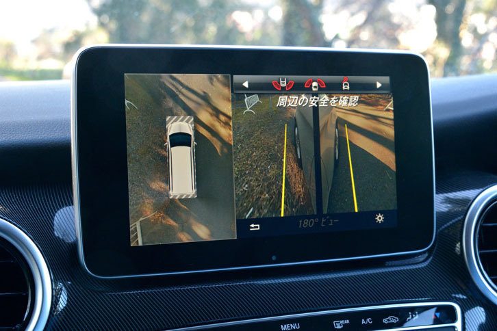 「360度カメラシステム」のモニター映像。4つのカメラを使った俯瞰（ふかん）イメージで周辺の障害物が確認できる。