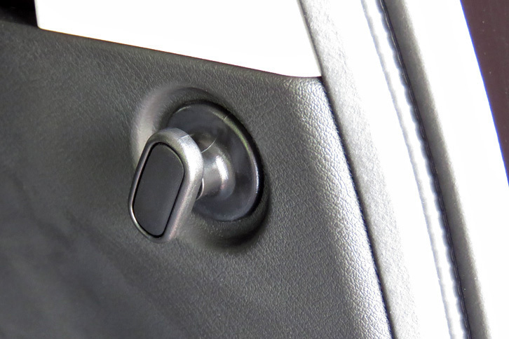 日産セレナ ハイウェイスターG（ラゲッジルーム コンビニフック）