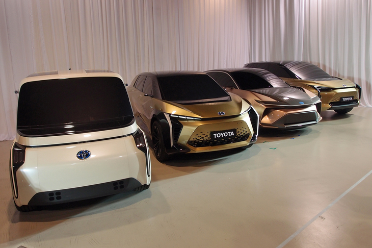 「e-TNGA」を採用することで、可変型シャシーのさまざまな車種展開が可能になる、というモックアップ。ボディーサイズとしては、写真左から「シエンタ」クラス、「RAV4」クラス、「カムリ」クラス、「ハイランダー」クラスとなっている。