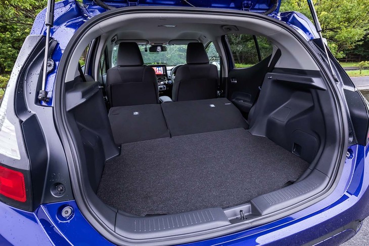 60：40分割可倒式の後席を倒した状態。前方に若干傾斜が残るものの、ほぼフラットな積載スペースが得られる。