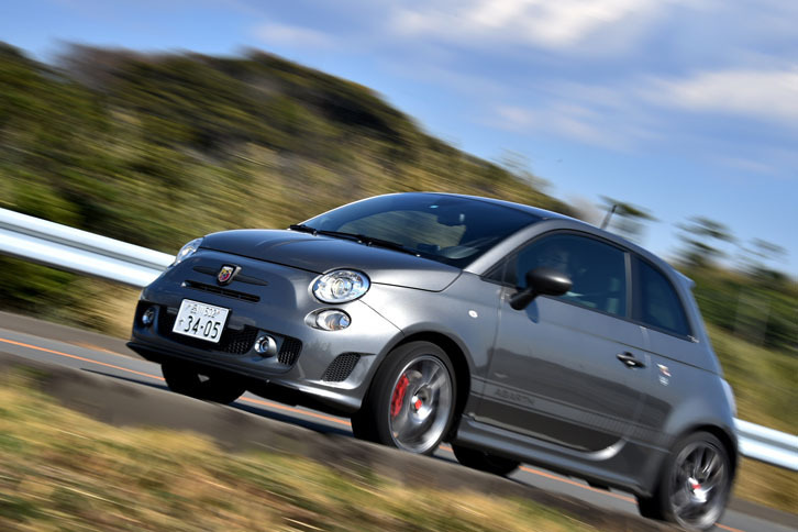 足まわりにはKONI製のショックアブソーバーが標準で装着される。