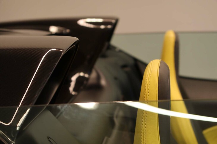 ブガッティW16ミストラル（エンジンの吸気ダクトとシートのヘッドレスト）