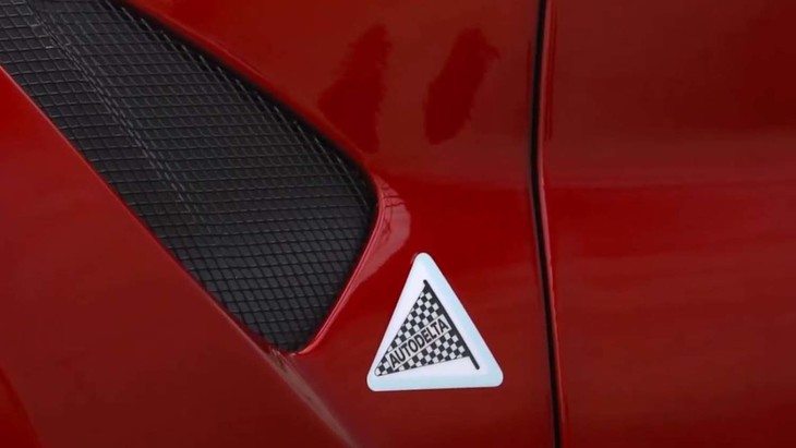 「ジュリアGTA」のボディーサイドには、アルファ・ロメオのオフィシャルレーシングチームであるアウトデルタのエンブレムが装着されている。