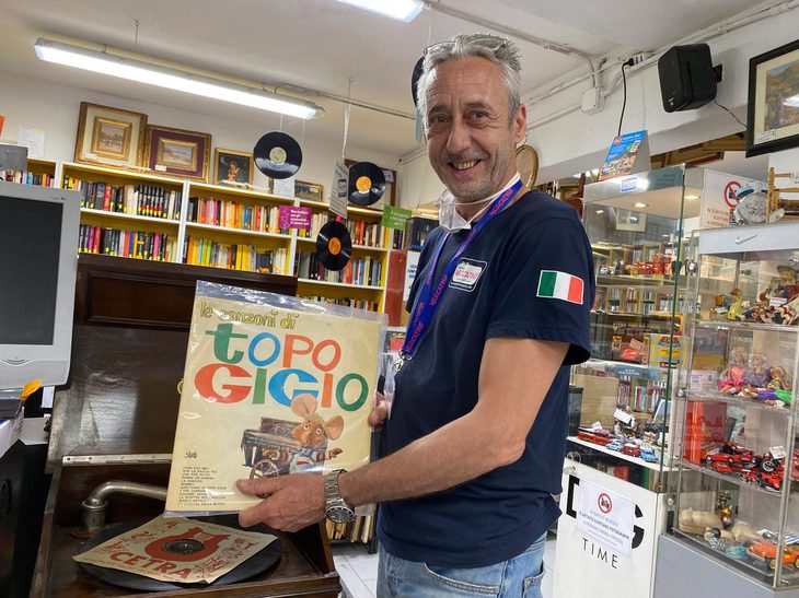 3代目「ヤリス ハイブリッド」のオーナーで、フランチャイズのリサイクルショップ店主であるジャンニ氏。ただいま夫人のために2台目のヤリス ハイブリッドを捜索中。