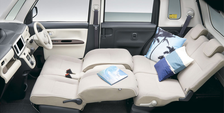 「ロングソファモード」では、前席のヘッドレストを外して倒すことにより、広大なリラックス空間が出現。車内で、足を伸ばしてくつろげる。