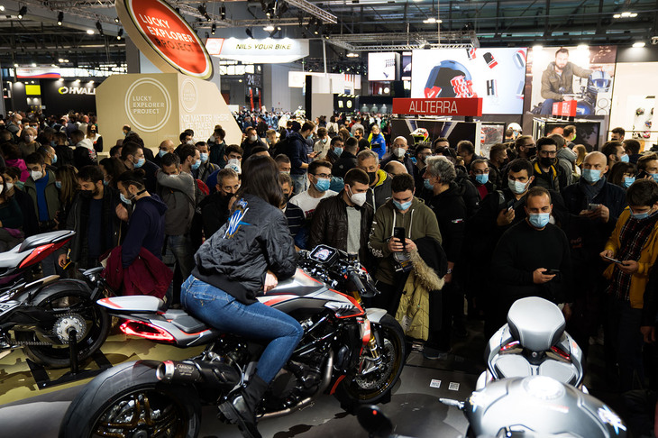 毎年、多くの来場者でにぎわうMVアグスタのブース。マスクの着用率の高さが、この写真でもよくわかる。