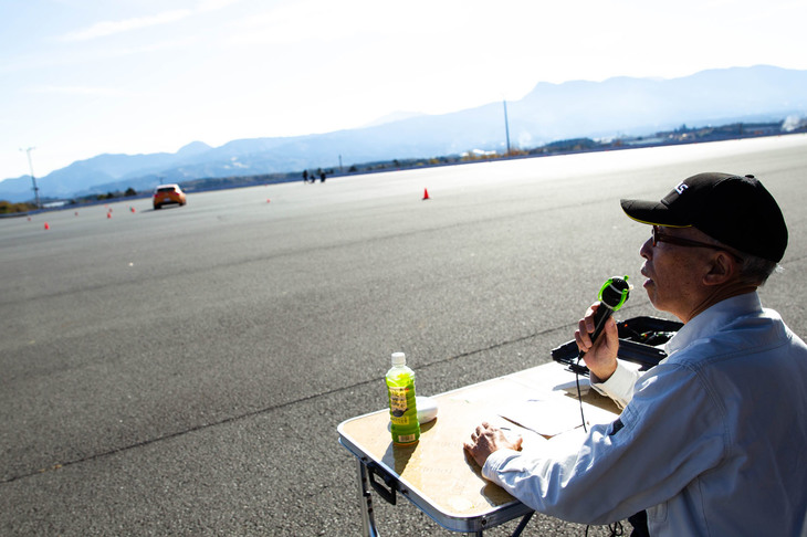 無線を通じてアドバイスを送るトム先生。その内容は、あたかも至近距離で見ているかのように正確である。