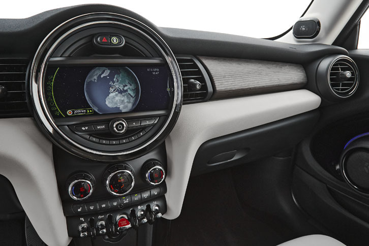 ダッシュボードの中央に配置されたセンターディスプレイは、MINIの室内できわめて大きな存在感を放っている。（写真＝BMW）