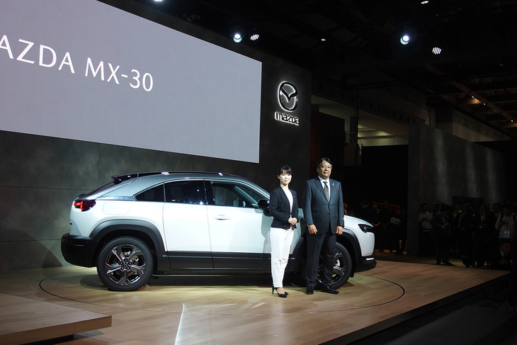 「マツダMX-30」のプレスカンファレンスでステージに立ったマツダ代表取締役社長兼CEOの丸本 明氏（右）と、開発主査の竹内都美子氏（左）。