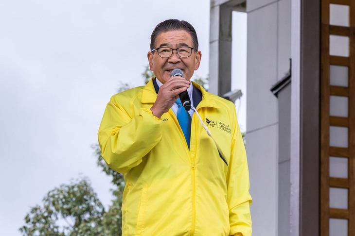 「ルノー カングージャンボリー2022」のステージに立った山中湖村村長の高村正一郎さん。「3年ぶりのイベントに、皆さんが帰ってきてくれたことを本当にうれしく思います」と、感謝の意を示した。