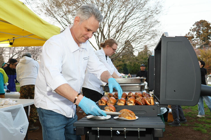 当日のディナーはフレンチスタイルBBQ。前回の「カングーキャンプ」に続いて腕を振るったセバスチャン・マルタンさんは、なんと現役の在日フランス大使館の総料理長でもある。今回のカングーキャンプ「KANGOO SAKURA CAMP」の開催は、なんとマクロン大統領の来日直前のタイミングだったが、カングーファンのために、忙しいなか駆けつけてくれた。