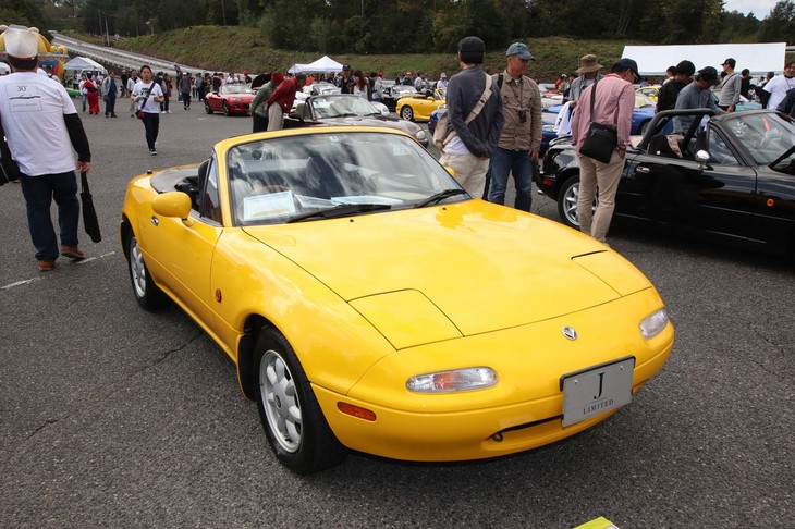 NA型「Jリミテッド」。ロードスター初の限定モデルで、800台を設定。まぶしいサンバーストイエローが最大の特徴で、大人気に。1.8リッターモデルでも「JリミテッドⅡ」として、復活した人気仕様だ。