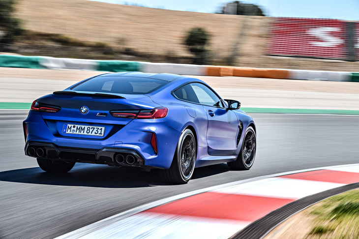 2019年7月に日本導入が発表された「M8」と「M8カブリオレ」。現在はプレオーダーが受け付けられており、納車開始は2019年12月とされている。