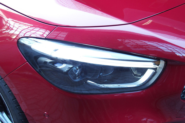 メルセデス・ベンツB200d（ヘッドランプ）