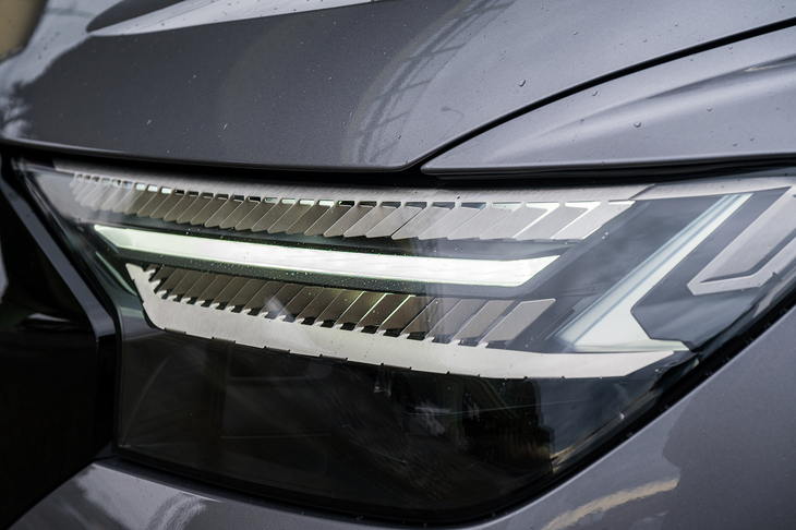 ライトグラフィックは4パターンから選べる。ランプユニット内にはシルバーの小さな反射プレートが並べられており、非常に精緻なつくりだ。