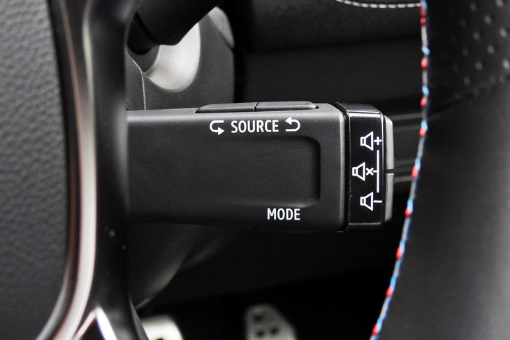 ステアリングコラムから生える、オーディオのコントローラー。一度だけ、オーディオの音量を操作できなくなって焦った。路肩で症状を調べたところ、ボタン操作が「メディアの音量」ではなく、なぜか「アシスタント音量」につながっている様子だった。ちなみに、この現象が起きたのは2泊3日で一度だけ。謎は深まるばかりである……。