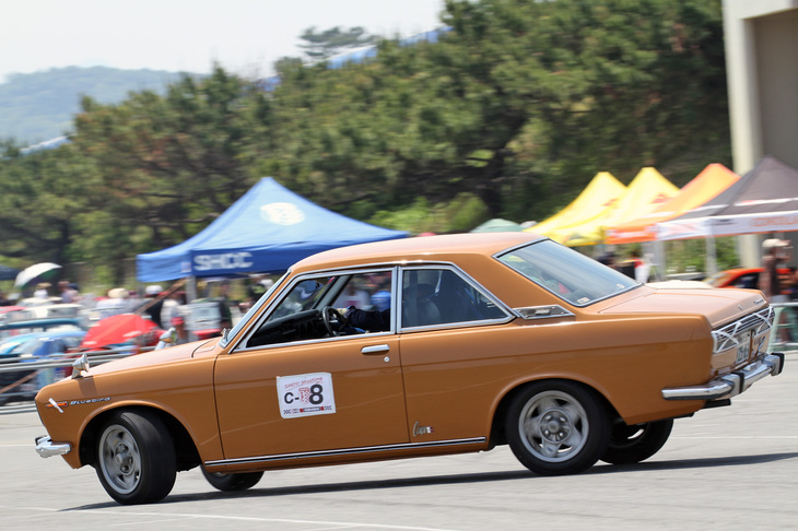 既出の4台に加え「ロータス・エラン」「MGB」など2座スポーツカーばかりのCクラスに唯一参戦した“ハコ”（ツーリングカー）ながら、6位に食い込んだ「ダットサン・ブルーバード1600SSSクーペ」（KP510）。