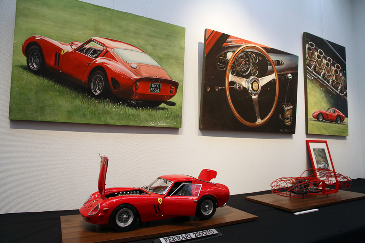 山田さんが最も好きなフェラーリという1962年「250GTO」。今回は木製モデルとワイヤモデル、水彩画5点（ここに写っていないものもある）を展示した。