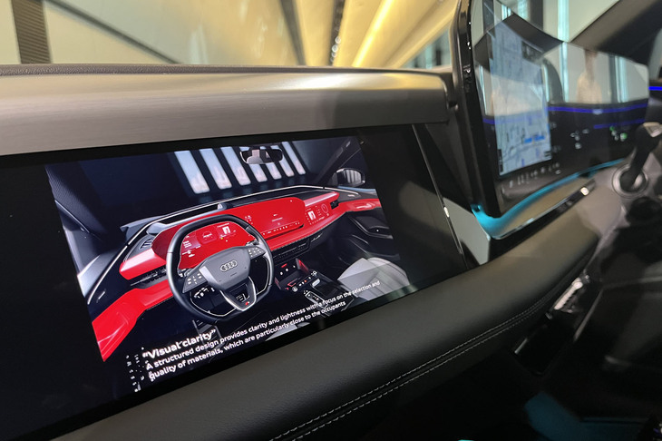 Q6 e-tronクワトロ（助手席前ディスプレイ）