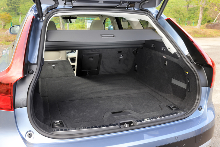 荷室の容量は5人乗車時で560リッター。40：20：40分割式の後席を倒すことで、1526リッターにまで拡大できる。