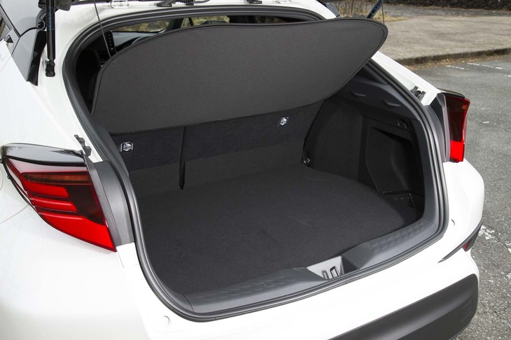 ラゲッジルームの容量は5人乗車時で318リッター。柔軟性のあるトノカバーは、折り畳んで収納することができる。