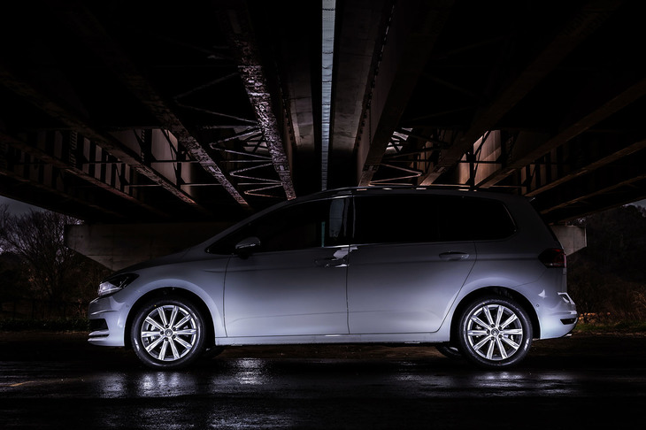 従来のミニバン専用タイヤ「イーグルRV-F」の後継モデルが「エフィシェントグリップRVF02」。スポーツ系の「イーグル」からコンフォート系の「エフィシェントグリップ」へとブランドも変更されている。