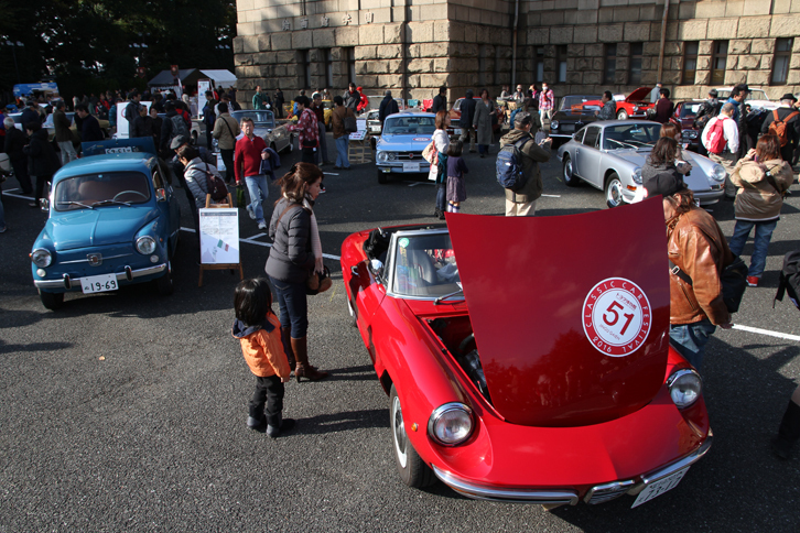 パレード終了後の会場内。これでもギャラリーが目前から途切れるのをしばし待って、シャッターを切ったのだが。